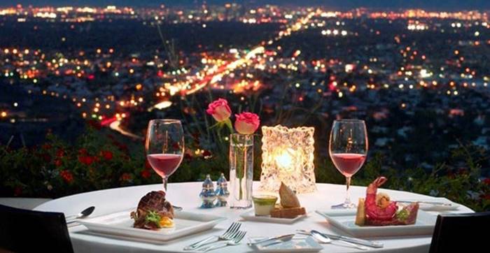 Makan Malam Romantis Dan Liburan
